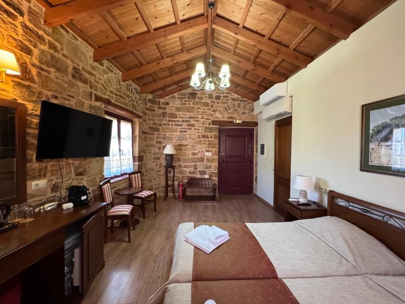 Twin Room image 4