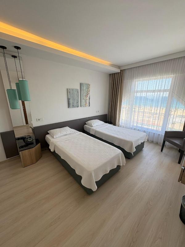 Standard Twin Room with Sea View image 1