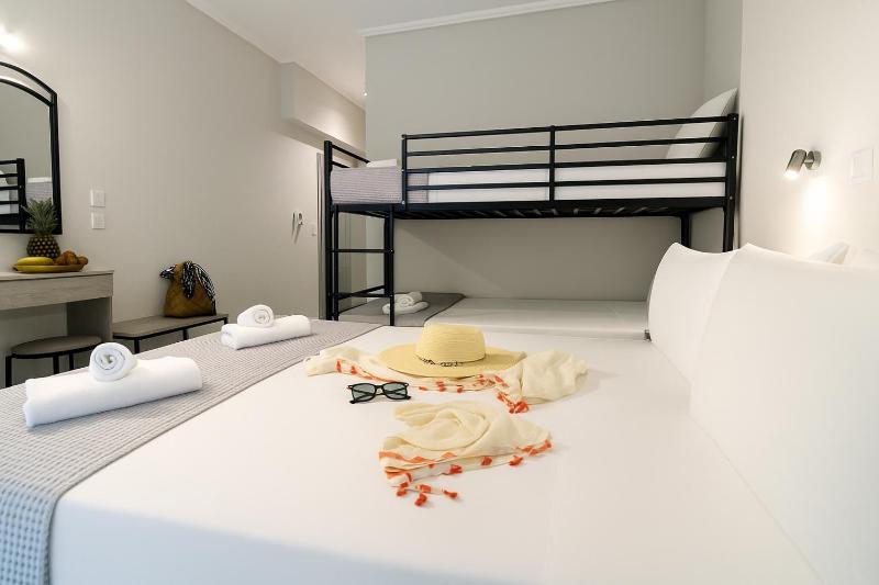 Quadruple Room with Sea View image 1