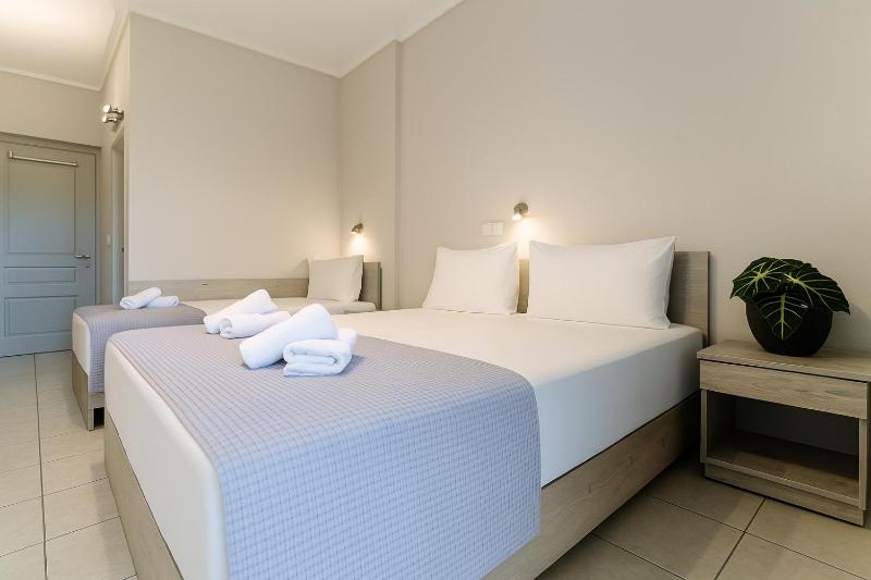 Triple Room with Sea View image 3