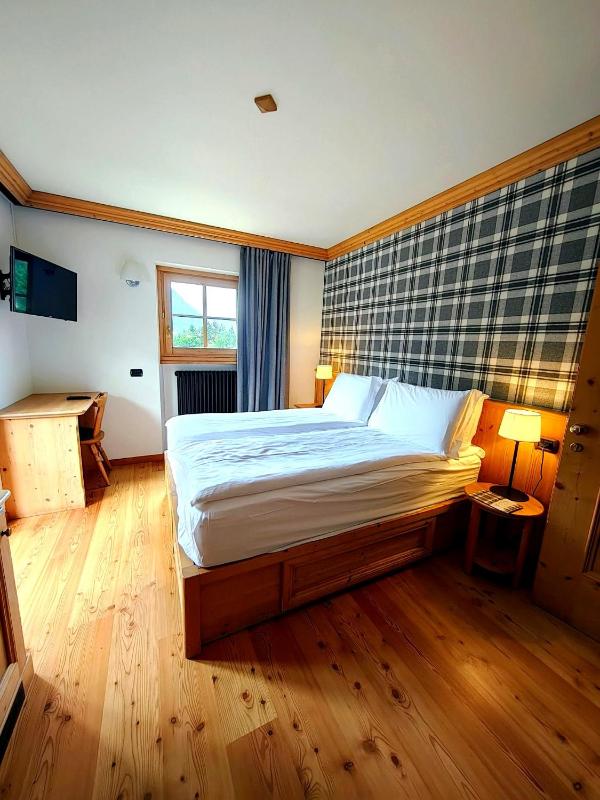 Double or Twin Room with Balcony and Mountain View image 4