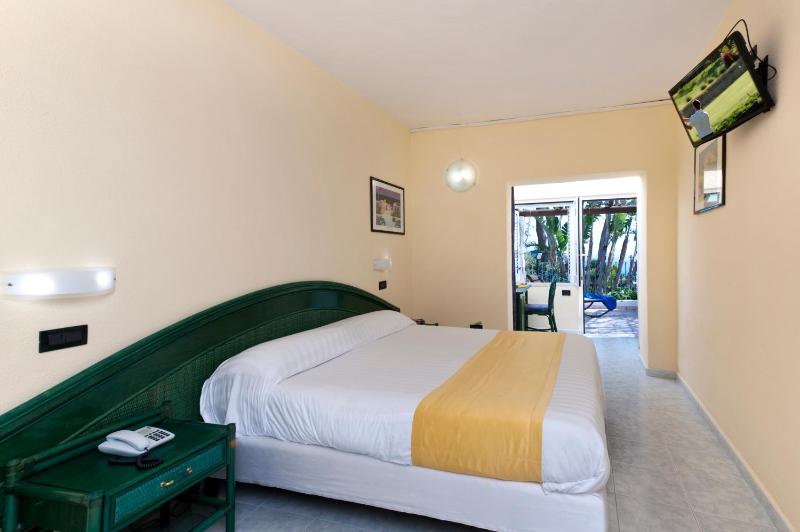 Triple Room with Sea View with Access to Thermal Park image 4