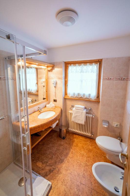 Double or Twin Room with Balcony and Mountain View image 1