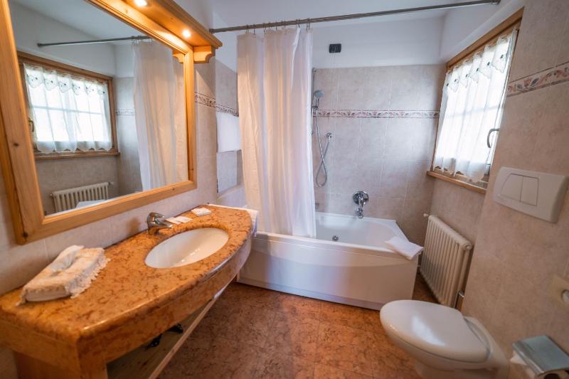 Double or Twin Room with Balcony and Mountain View image 3