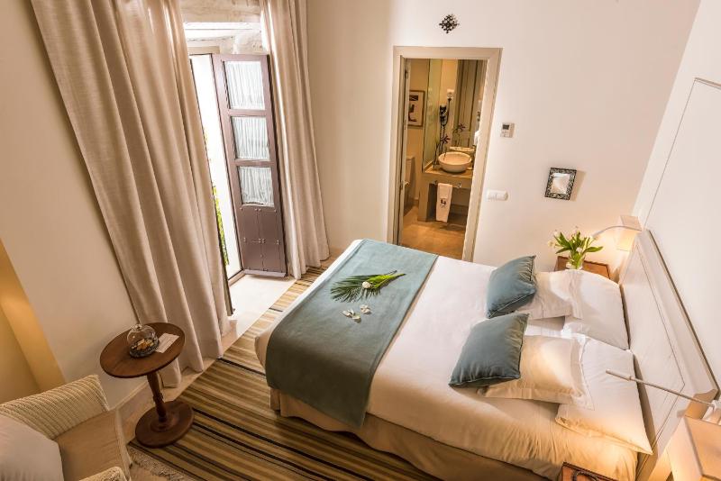 Deluxe Double Room with Terrace image 3