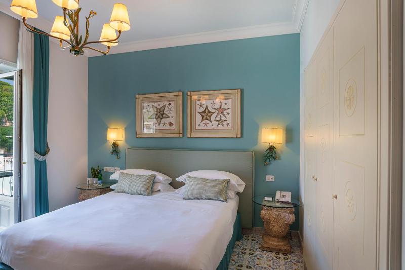 Deluxe Double or Twin Room with Balcony image 3