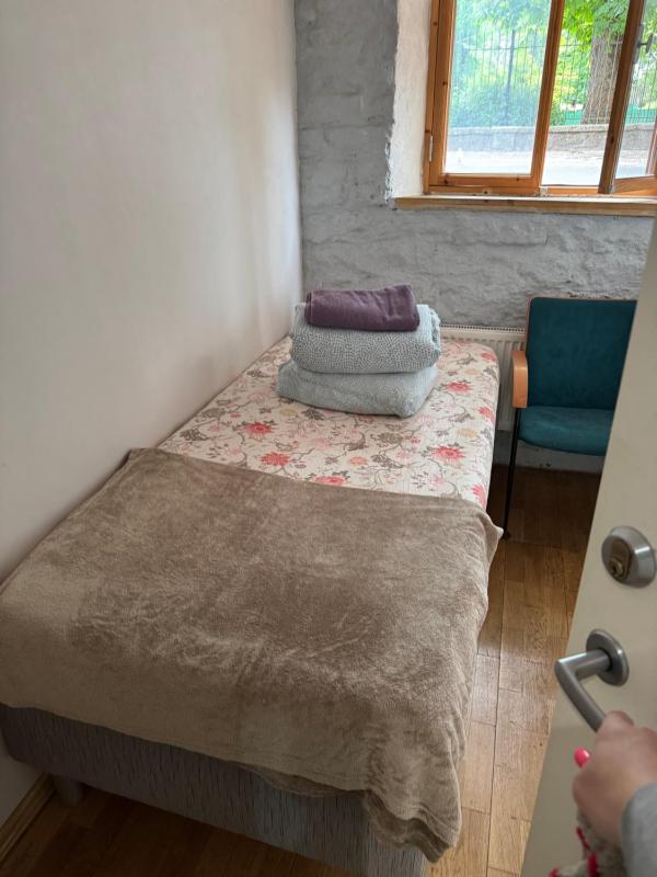 Single Room with Shared Bathroom image 3