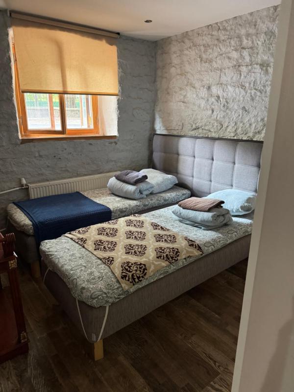 Twin Room with Shower image 2