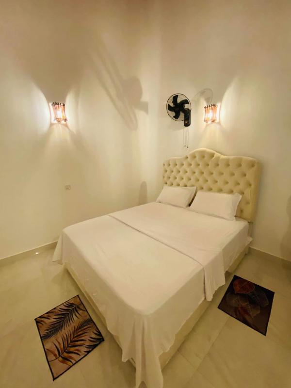 Lake Villa - image 31