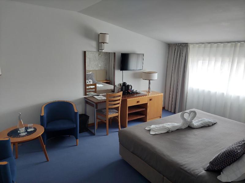 Junior Suite with Free Health Club Acess image 3