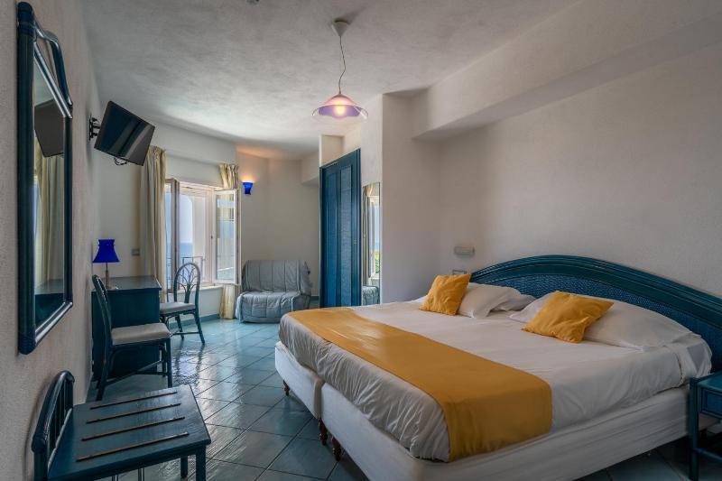 Triple Room with Sea View with Access to Thermal Park image 3