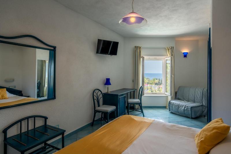 Triple Room with Sea View with Access to Thermal Park image 2
