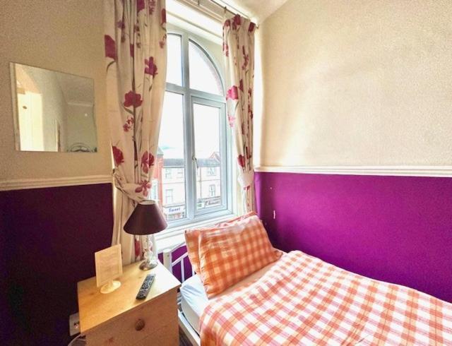 Single Room image 3