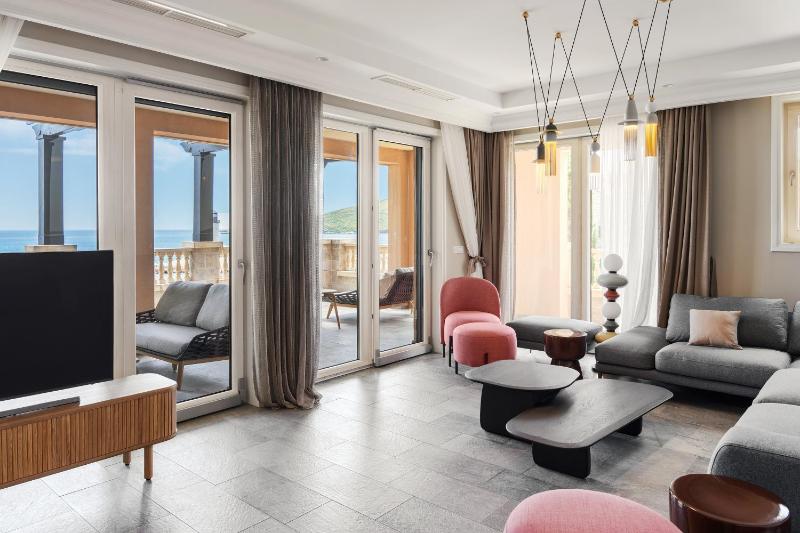 Luxury Three Bedroom Residence Sea View image 4