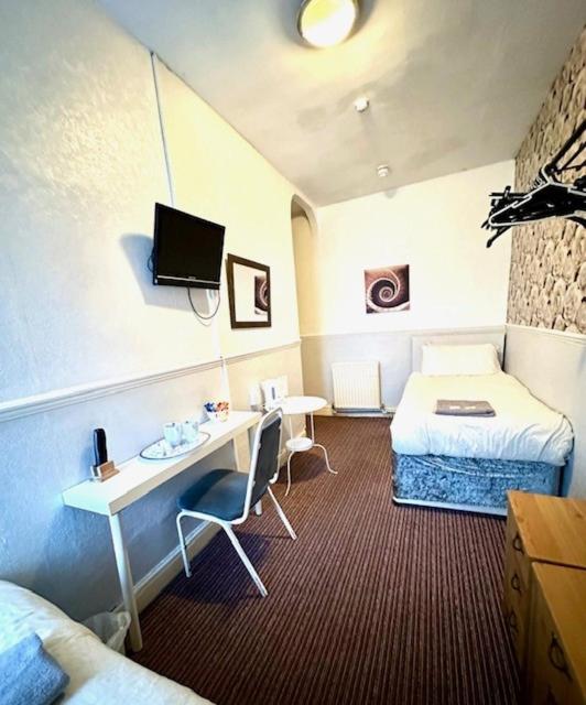 Budget Twin Room image 4