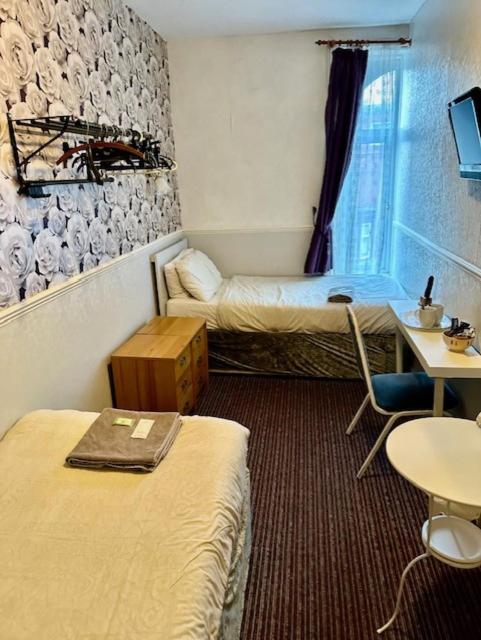 Budget Twin Room image 2