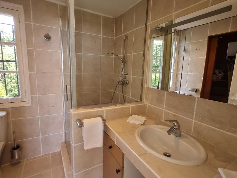 Villa 5 pièces avec piscine et vue mer à Grimaud - FR-1-780-79 - image 26