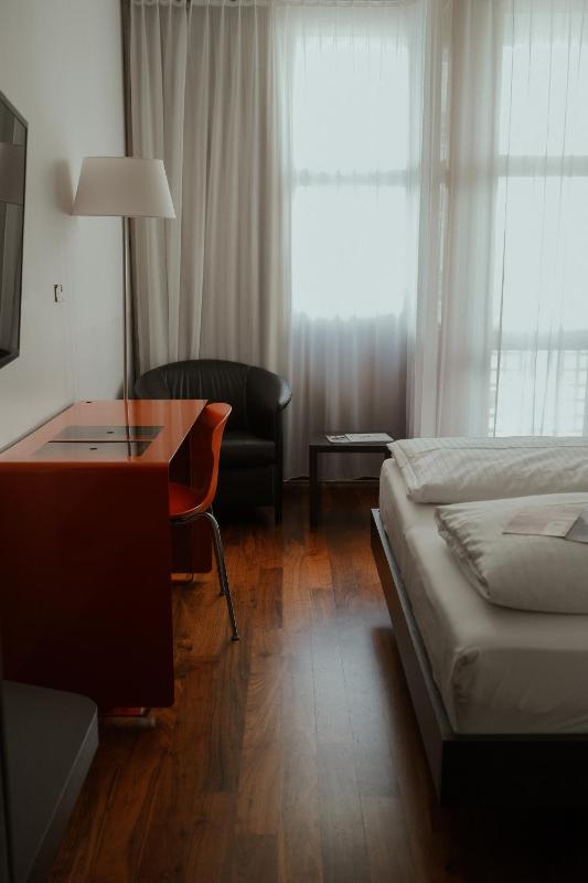 Standard Double Room image 4