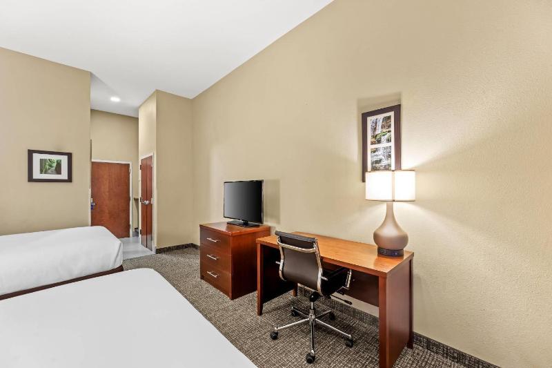 Queen Room with Two Queen Beds - Non-Smoking image 2