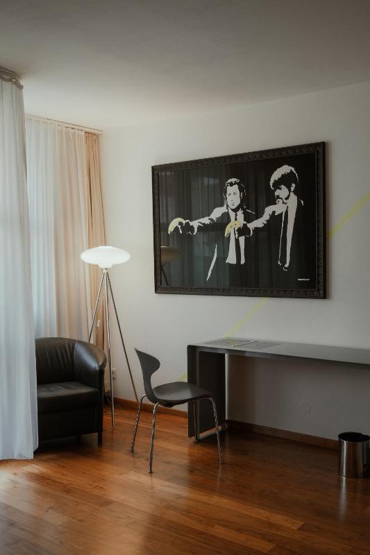 Deluxe Studio image 1
