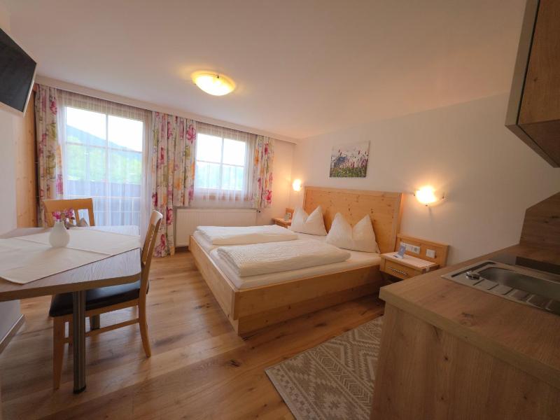 Studio with Balcony image 3