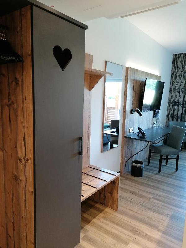 Double Room with Lake View image 3