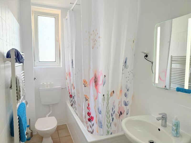 Standard Double Room with Shared Bathroom image 2