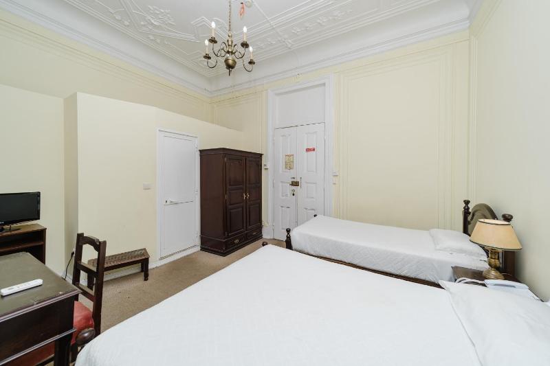 Triple Room with Private Bathroom image 4