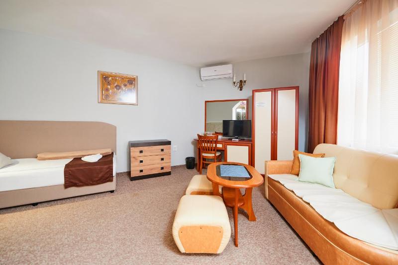 Triple Room with Balcony image 1