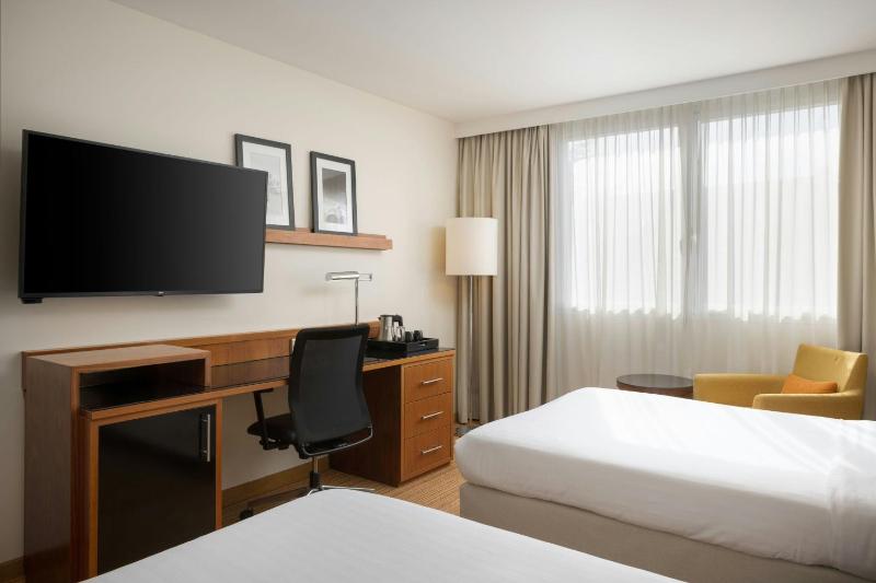 Deluxe Twin Room image 1