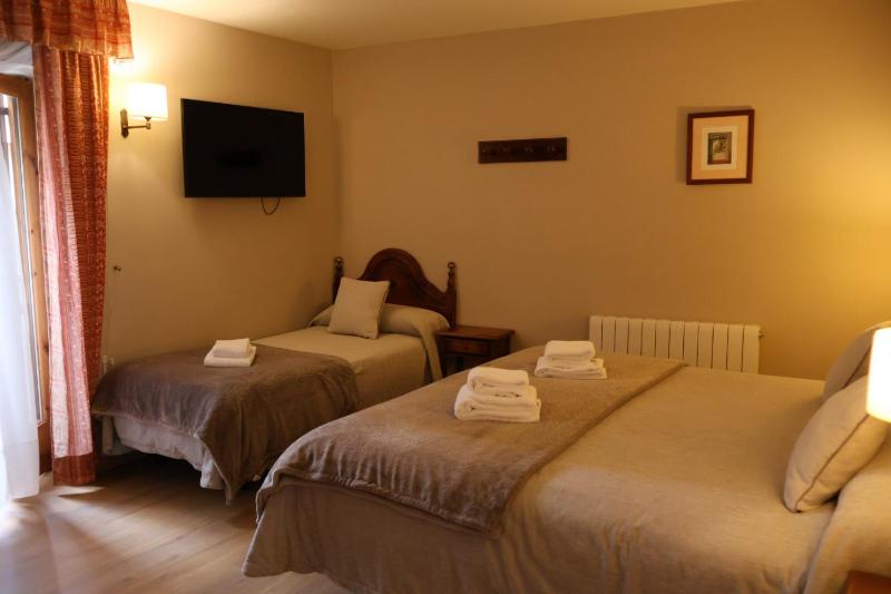 Triple Room (2 Adults + 1 Child) image 1