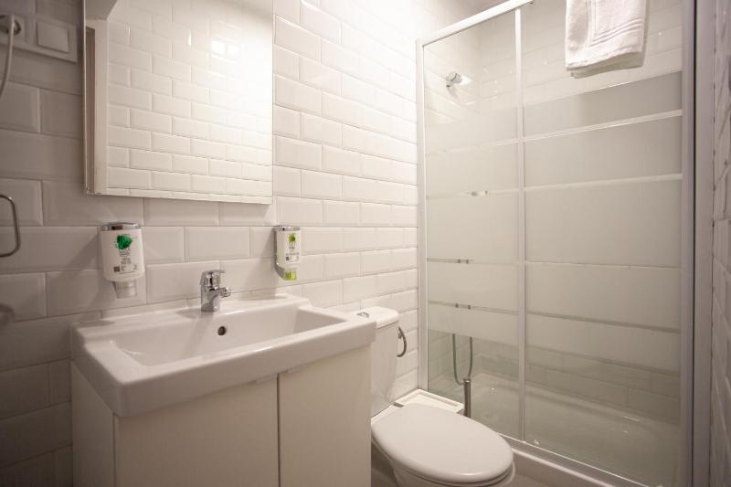 Economy Quadruple Room image 2