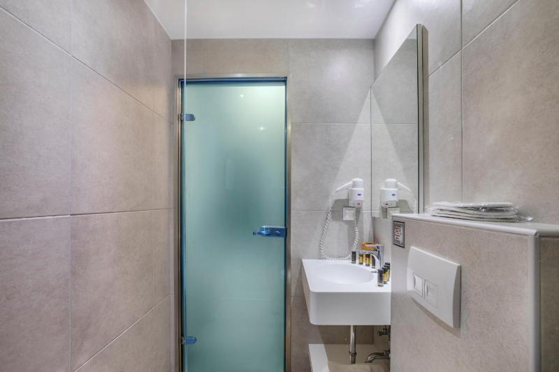 Standard Double Room image 4