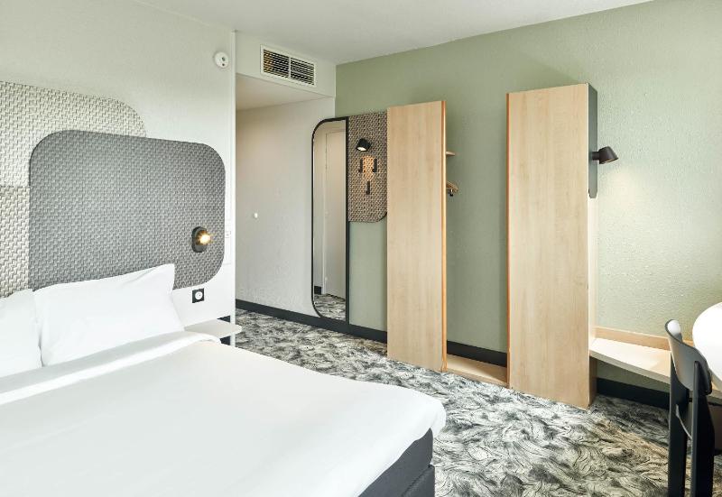 Standard Double Room image 3