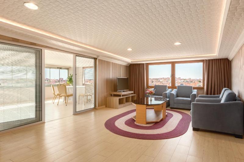 King Suite with Hot Tub image 1