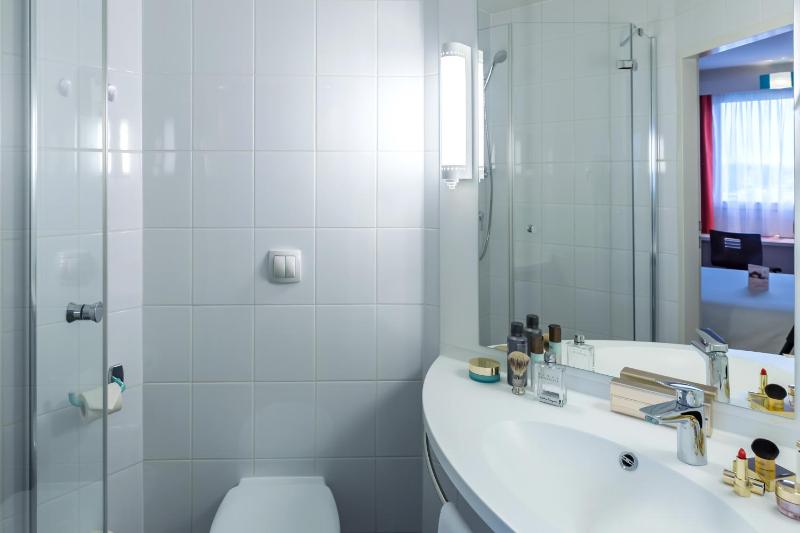 Twin Room image 2