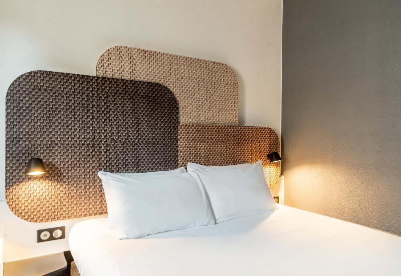 Standard Double Room image 3