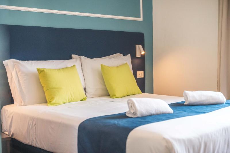 Double or Twin Room with Partial Sea View image 4