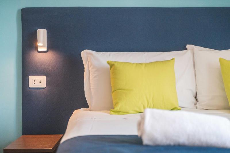 Double or Twin Room with Partial Sea View image 3
