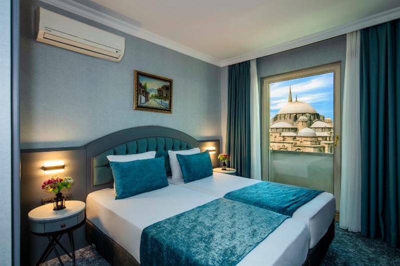 Standard Twin Room image 3