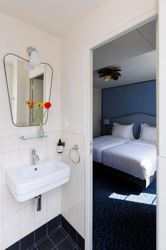 Superior Twin Room image 4