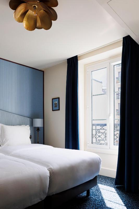 Superior Twin Room image 3