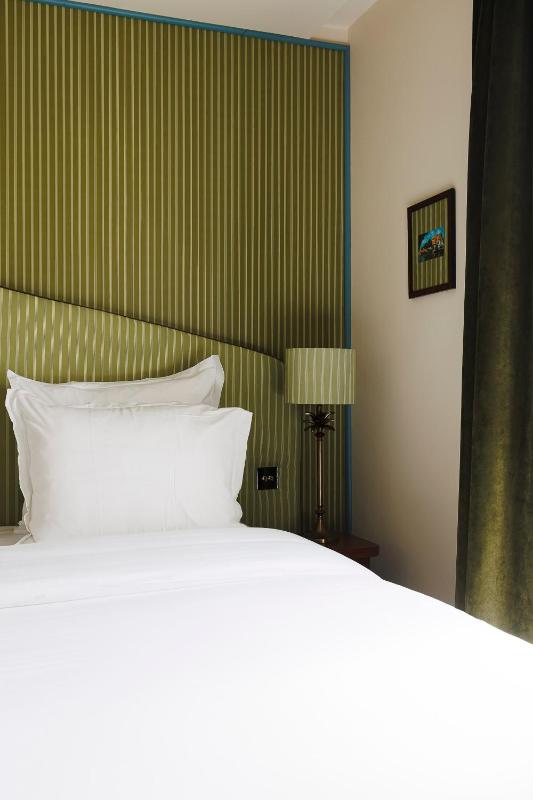 Deluxe Double Room with Balcony image 2