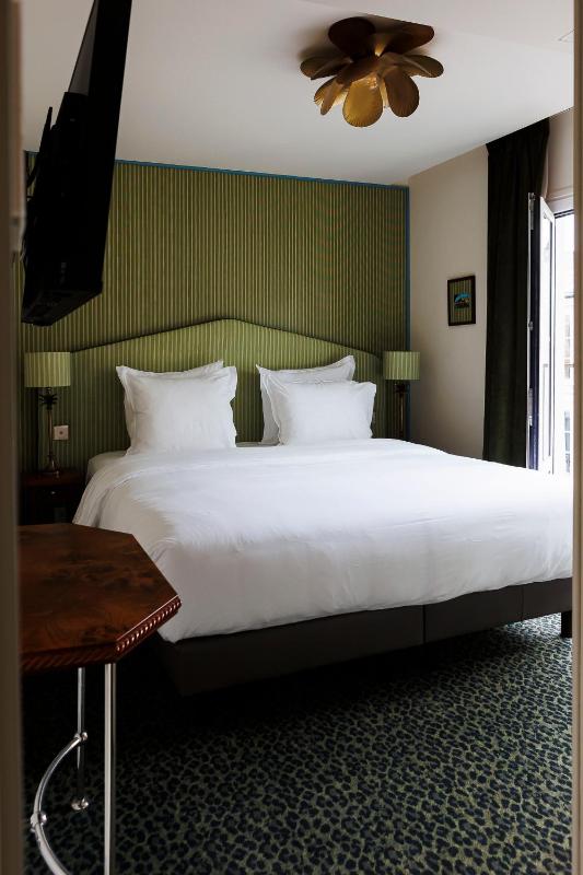 Deluxe Double Room with Balcony image 4