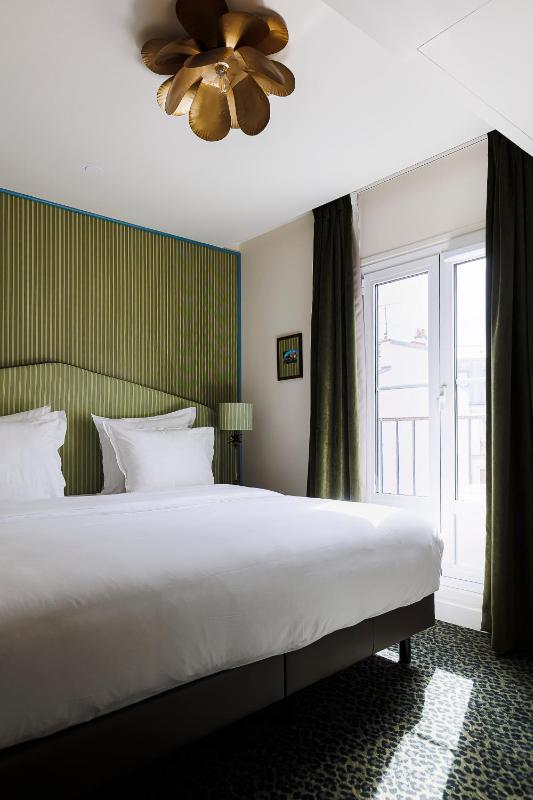 Deluxe Double Room with Balcony image 3