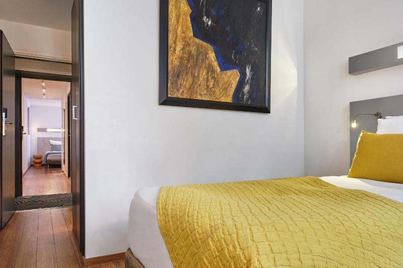 Family Room image 3
