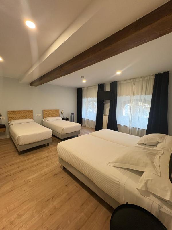 Standard Quadruple Room image 2