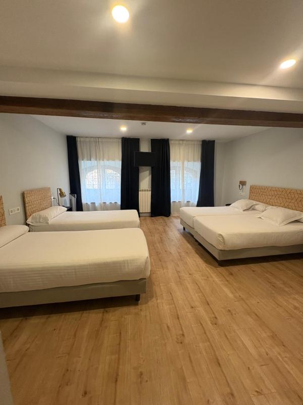 Standard Quadruple Room image 3