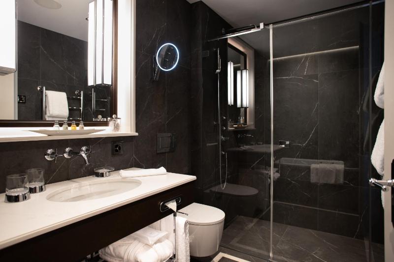 Standard Double Room image 3