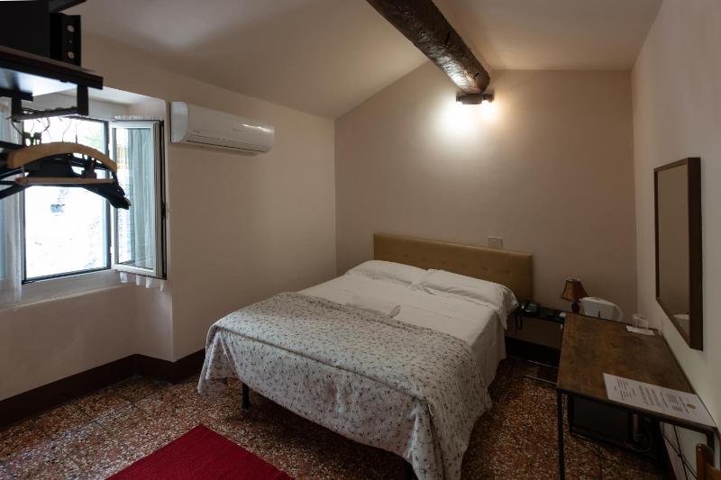 Single Room image 4